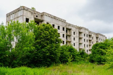 Bitmemiş bina kötü durumda. Seçici odaklı arkaplan ve metin için alanı kopyala.