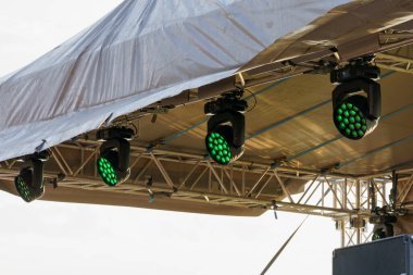 Sahne için ışık. Seçici odaklı arkaplan ve metin için alanı kopyala.