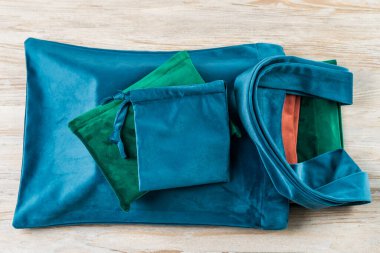 Kitaplar ve dizüstü bilgisayarlar için kadife kapaklar. Seçici odaklı arkaplan ve metin için alanı kopyala