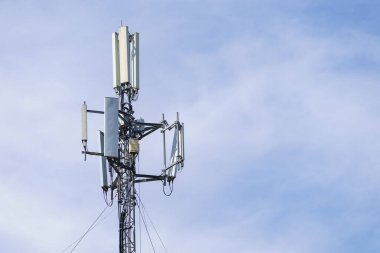 Mavi gökyüzü arka planlı telekomünikasyon kulesi. Teknoloji ve iletişim konsepti.