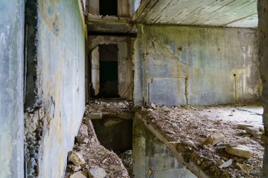 Çok katlı ve çok katlı bir binanın yıkılmış panel binası. Seçici odaklı arkaplan ve metin için alanı kopyala.