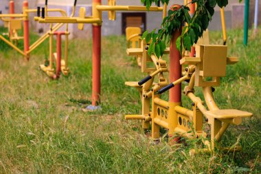 Bir apartmanın avlusunda çocuk parkı. Seçici odaklı arkaplan ve metin için alanı kopyala.