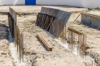 İnşaat alanı, beton dökülüyor. Seçici odaklı arkaplan ve metin için alanı kopyala.