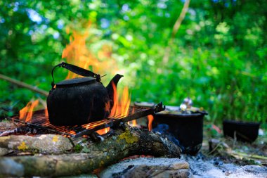 Kamp ateşinde çaydanlık. Kamp ya da yürüyüş. Seçici odak ve kopyalama alanı olan arkaplan