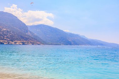 Oludeniz sahilinden deniz ve dağların manzarası, mavi göl. Mavi bayrağı olan en temiz sahil. Arkaplan
