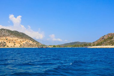 Denizden kayalık kıyı manzarası. Seçici odaklı arkaplan ve metin için alanı kopyala. Türkiye 'de Akdeniz. Popüler turistik yerler