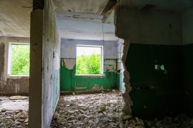 Çok katlı ve çok katlı bir binanın yıkılmış panel binası. Seçici odaklı arkaplan ve metin için alanı kopyala.