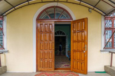 Tapınak ya da kilise kapıları. Seçici odaklı arkaplan ve metin için alanı kopyala.