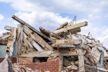 Yıkılmış bir binanın kalıntıları. Seçici odaklı arkaplan ve metin için alanı kopyala.
