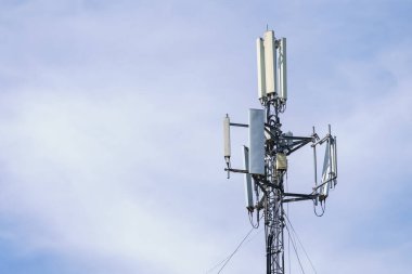 Mavi gökyüzü arka planlı telekomünikasyon kulesi. Teknoloji ve iletişim konsepti.