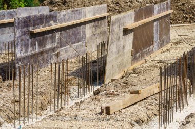 İnşaat alanı, beton dökülüyor. Seçici odaklı arkaplan ve metin için alanı kopyala.