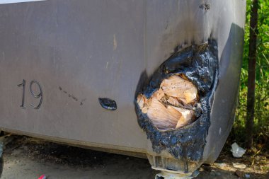 Plastik bir çöp tenekesinde yanmış bir delik. Seçici odak ve kopyalama alanı olan arkaplan