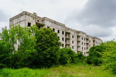 Bitmemiş bina kötü durumda. Seçici odaklı arkaplan ve metin için alanı kopyala.