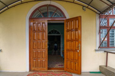 Tapınak ya da kilise kapıları. Seçici odaklı arkaplan ve metin için alanı kopyala.
