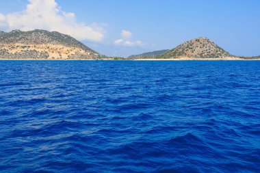 Denizden kayalık kıyı manzarası. Seçici odaklı arkaplan ve metin için alanı kopyala. Türkiye 'de Akdeniz. Popüler turistik yerler