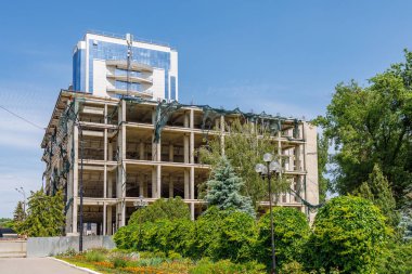 Kasırga rüzgarı tarafından yırtılan iskelelerde koruyucu ağ. Seçici odaklı arkaplan ve metin için alanı kopyala.