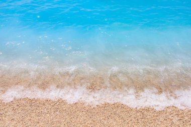 Oludeniz sahilinde küçük beyaz çakıl taşları sahili, mavi lagün. Mavi bayrağı olan en temiz sahil. Arkaplan