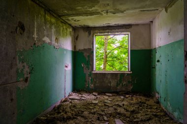 Çok katlı ve çok katlı bir binanın yıkılmış panel binası. Seçici odaklı arkaplan ve metin için alanı kopyala.