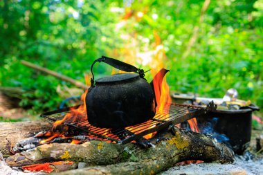 Kamp ateşinde çaydanlık. Kamp ya da yürüyüş. Seçici odak ve kopyalama alanı olan arkaplan