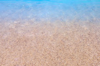 Oludeniz sahilinde küçük beyaz çakıl taşları sahili, mavi lagün. Mavi bayrağı olan en temiz sahil. Arkaplan