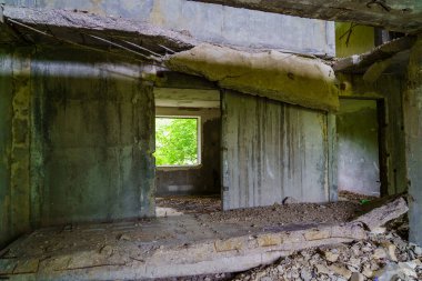 Çok katlı ve çok katlı bir binanın yıkılmış panel binası. Seçici odaklı arkaplan ve metin için alanı kopyala.