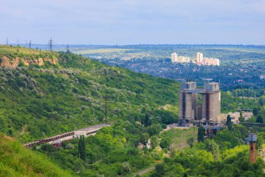 Bitki ya da fabrika. Çok güzel yeşil bir alanda sanayi bölgesi. Seçici odaklı arkaplan ve metin için alanı kopyala.