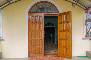 Tapınak ya da kilise kapıları. Seçici odaklı arkaplan ve metin için alanı kopyala.