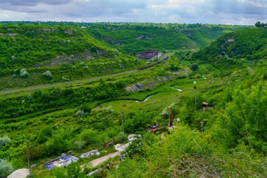 Resimli yeşil tepe vadisi. Seçici odaklı arkaplan ve metin için alanı kopyala.