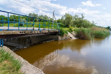 Göl barajındaki köprü. Seçici odaklı arkaplan ve metin için alanı kopyala.