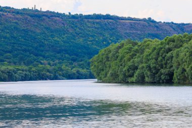Yürüyüş sırasında nehir manzarası. Seçici odak ve kopyalama alanı olan arkaplan