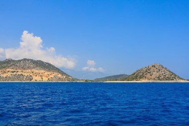 Denizden kayalık kıyı manzarası. Seçici odaklı arkaplan ve metin için alanı kopyala. Türkiye 'de Akdeniz. Popüler turistik yerler