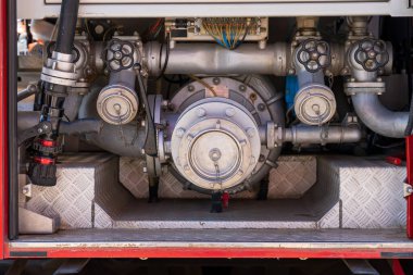 İtfaiye aracının içine bak. Seçici odaklı arkaplan ve metin için alanı kopyala