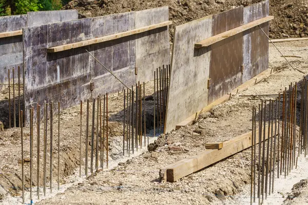 İnşaat alanı, beton dökülüyor. Seçici odaklı arkaplan ve metin için alanı kopyala.