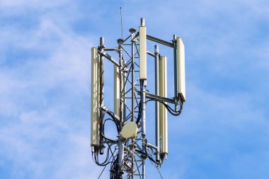 Mavi gökyüzü arka planlı telekomünikasyon kulesi. Teknoloji ve iletişim konsepti.