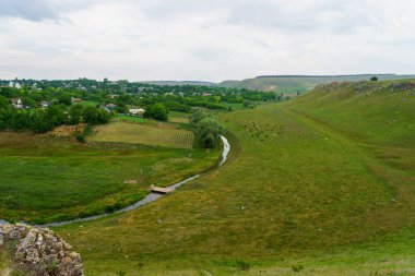 Hilly Vadisi. Seçici odaklı arkaplan ve metin için alanı kopyala.