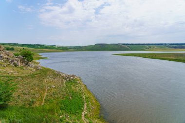 Sakin nehir. Seçici odaklı arkaplan ve metin için alanı kopyala.