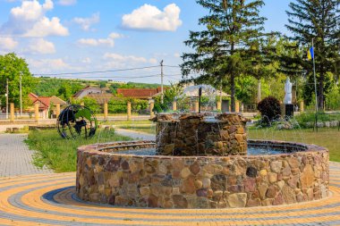 Şehir çeşmesi. Seçici odaklı arkaplan ve metin için alanı kopyala.