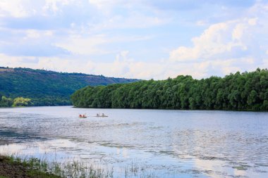 İnsanlar bir kanoyla nehir boyunca seyahat ederler. Rafting sağlıklı bir yaşam tarzı. Kopyalama alanı olan arkaplan