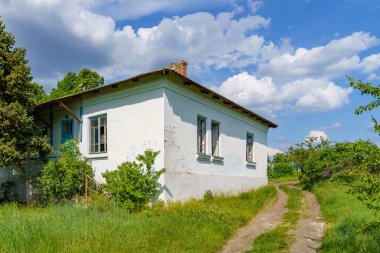 Tipik toprak yol. Seçici odaklı arkaplan ve metin için alanı kopyala