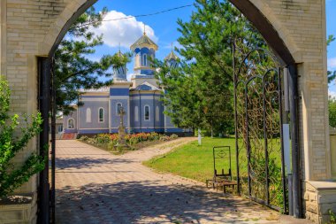 Tapınak ya da kilise binası. Seçici odaklı arkaplan ve metin için alanı kopyala.