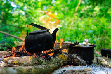 Kamp ateşinde çaydanlık. Kamp ya da yürüyüş. Seçici odak ve kopyalama alanı olan arkaplan