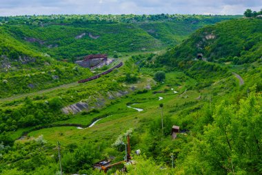 Resimli yeşil tepe vadisi. Seçici odaklı arkaplan ve metin için alanı kopyala.