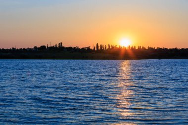 Güzel gün batımı. Seçici odaklı arkaplan ve metin için alanı kopyala.