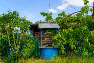 İçme suyuyla. Seçici odaklı arkaplan ve metin için alanı kopyala.