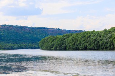 Yürüyüş sırasında nehir manzarası. Seçici odak ve kopyalama alanı olan arkaplan