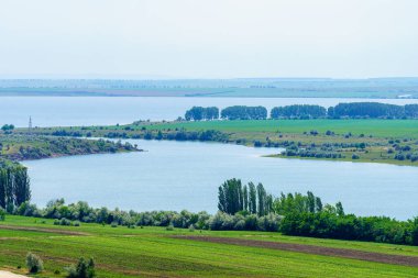 Sakin nehir. Seçici odaklı arkaplan ve metin için alanı kopyala.