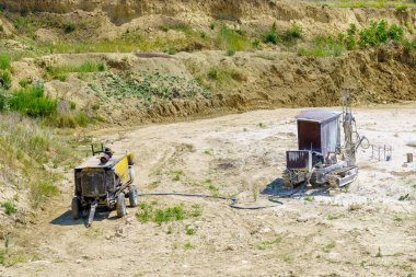 Taş ocağında ağır makineler. Seçici odaklı arkaplan ve metin için alanı kopyala