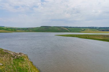 Sakin nehir. Seçici odaklı arkaplan ve metin için alanı kopyala.