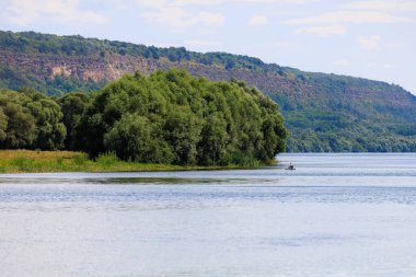 Yürüyüş sırasında nehir manzarası. Seçici odak ve kopyalama alanı olan arkaplan