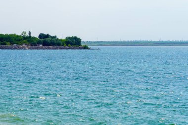 Sakin nehir. Seçici odaklı arkaplan ve metin için alanı kopyala.